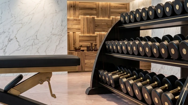 Zona de movimiento en gimnasio de hotel de lujo con luz natural y materiales nobles — Véline Interiors
